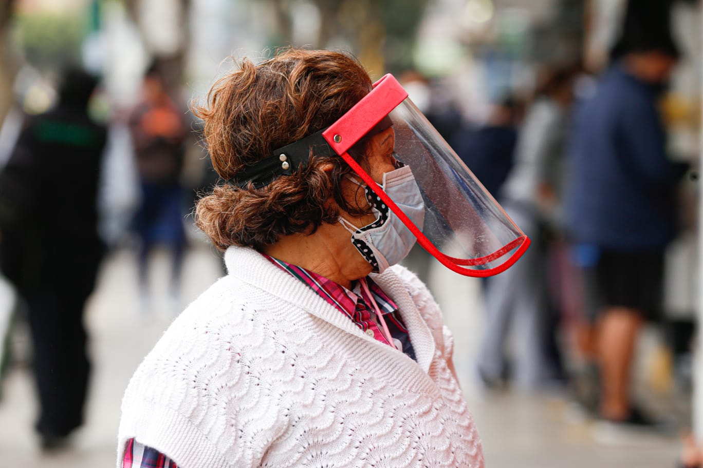 Protectores faciales ayudan a disminuir el riesgo de contagio y recuerdan que no debemos tocarnos la cara