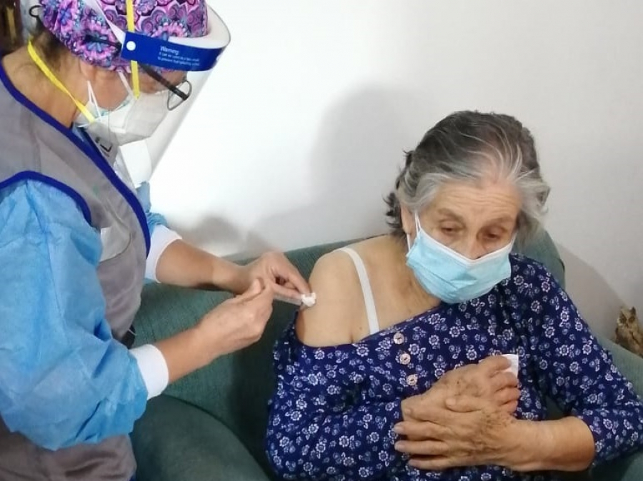 MML y MINSA vacunan contra el COVID-19 a mayores de 80 años con dificultades para desplazarse