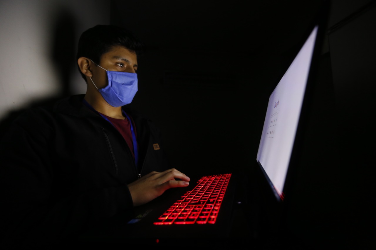 Uso excesivo de aparatos digitales puede causar daños en la piel