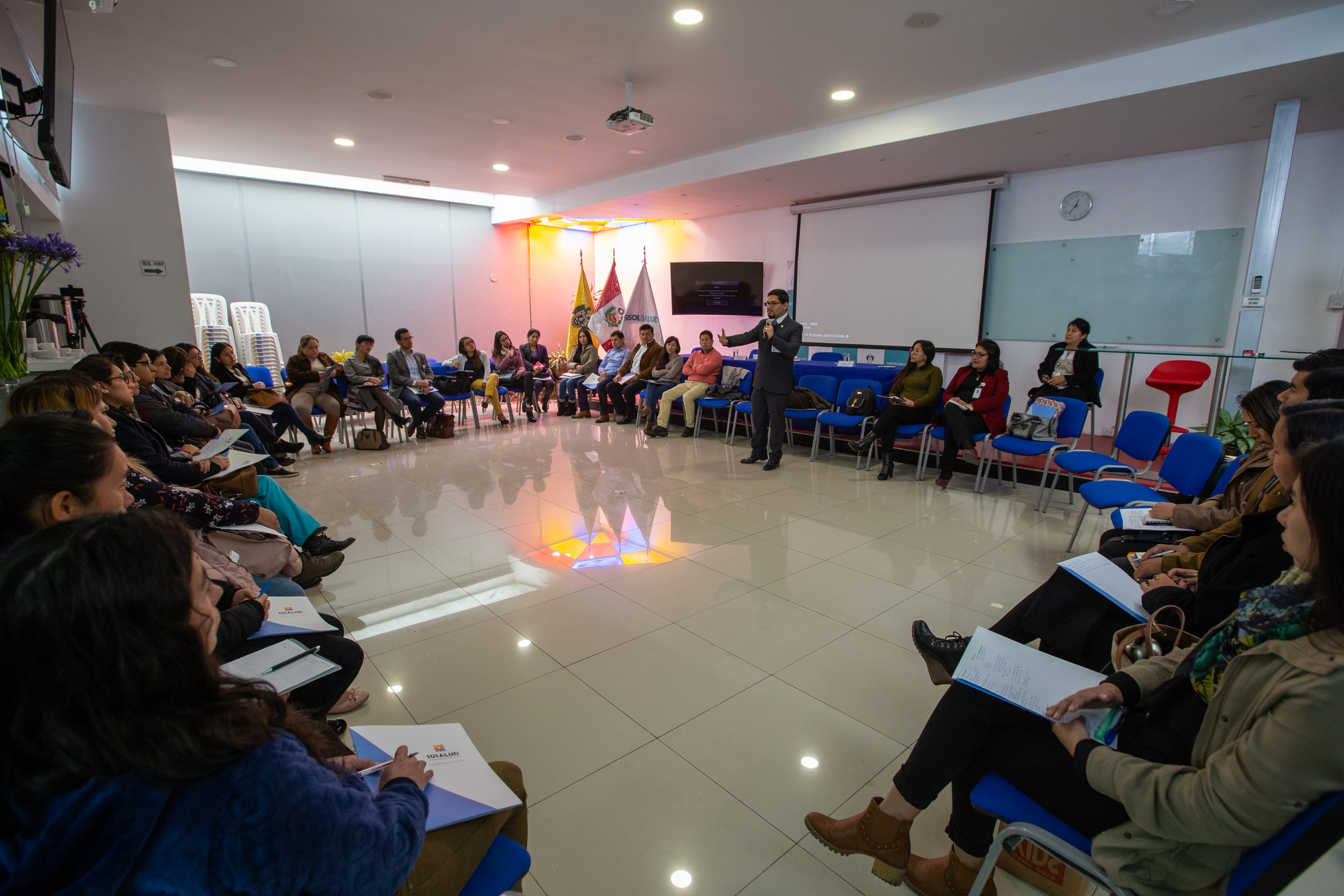 Personal de Sisol Salud recibe capacitación en atención y gestión de consultas y reclamos