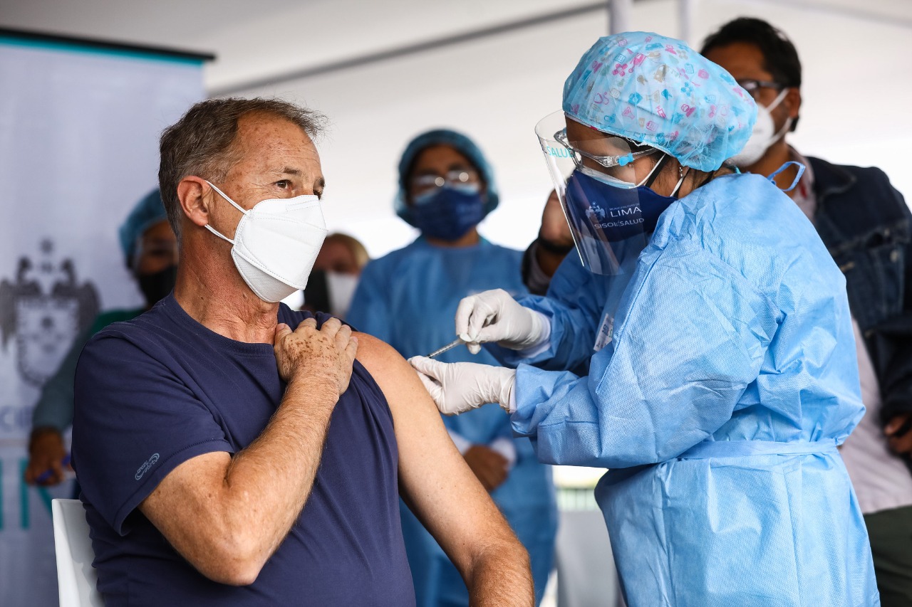 Alcalde de Lima Metropolitana recibió su primera dosis contra el COVID-19 en vacunatorio del Parque de la Exposición