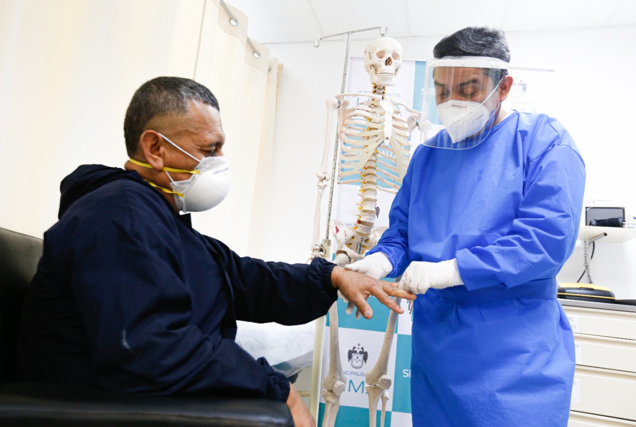 Alimentos ricos en vitaminas C y D ayudan a prevenir la artritis