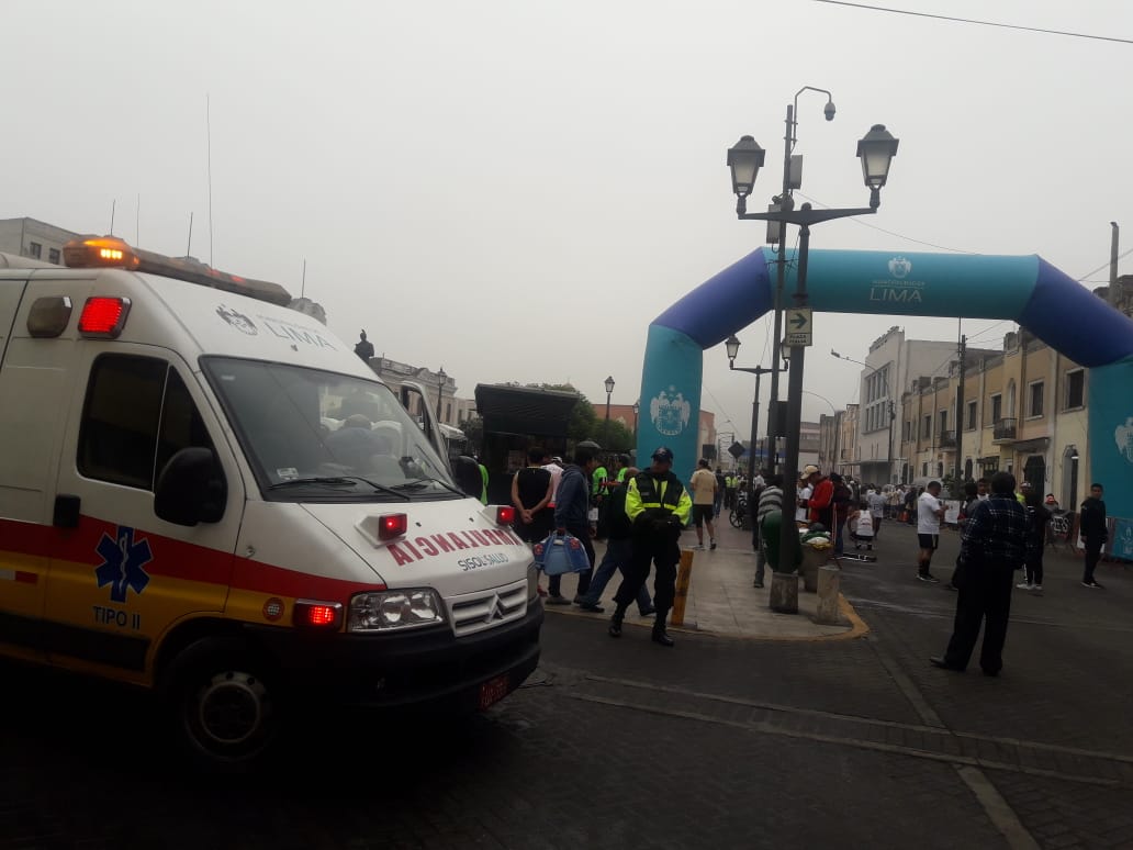 Especialistas de Sisol Salud asisten a participantes de la carrera Lima Corre 5K en Barrios Altos