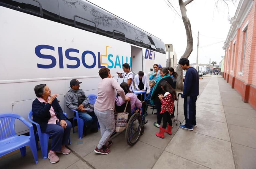 Vecinos de Barrios Altos son atendidos por personal de Sisol Salud en Lima Vive sin Anemia