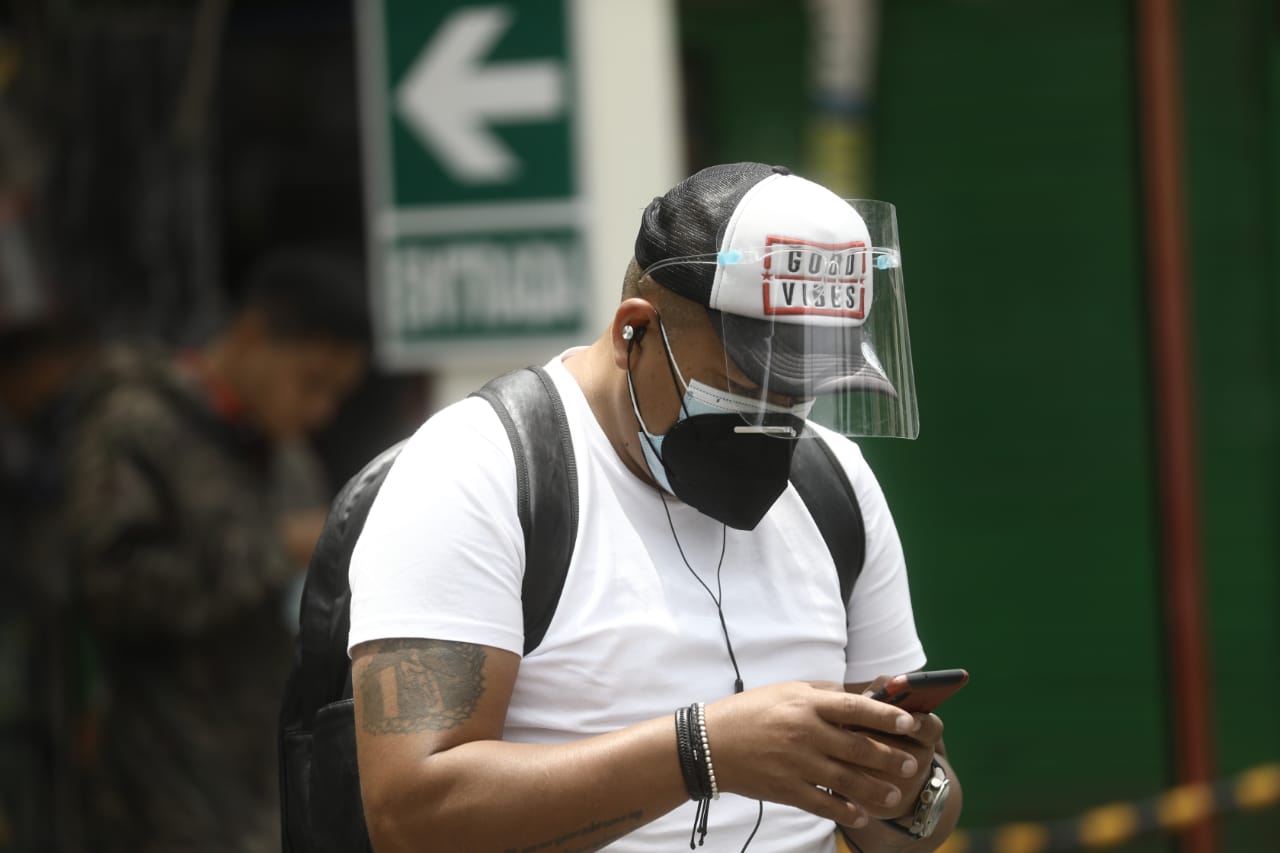 Uso prolongado de audífonos a volumen alto afecta la audición de niños y jóvenes.