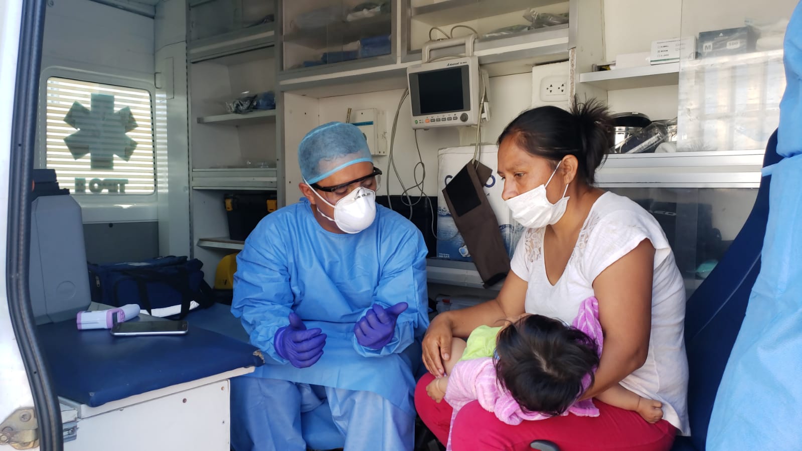 Sisol Salud realiza chequeo preventivo a más de 200 pasajeros varados en exteriores del aeropuerto