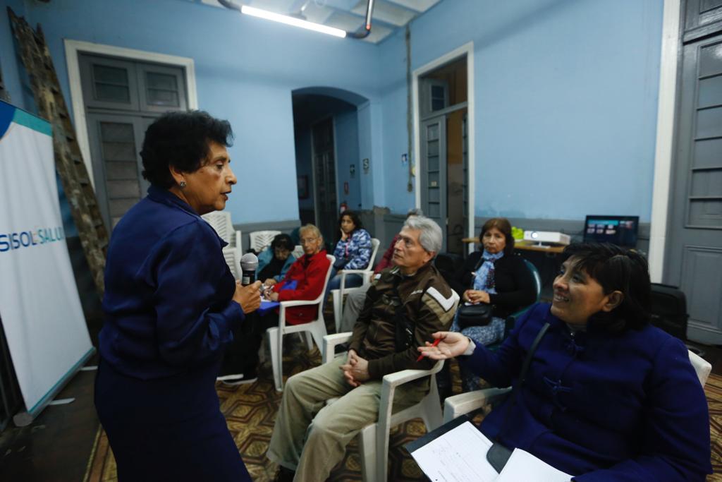 Vecinos de Santa Beatriz recibieron charla sobre cuidados del adulto mayor