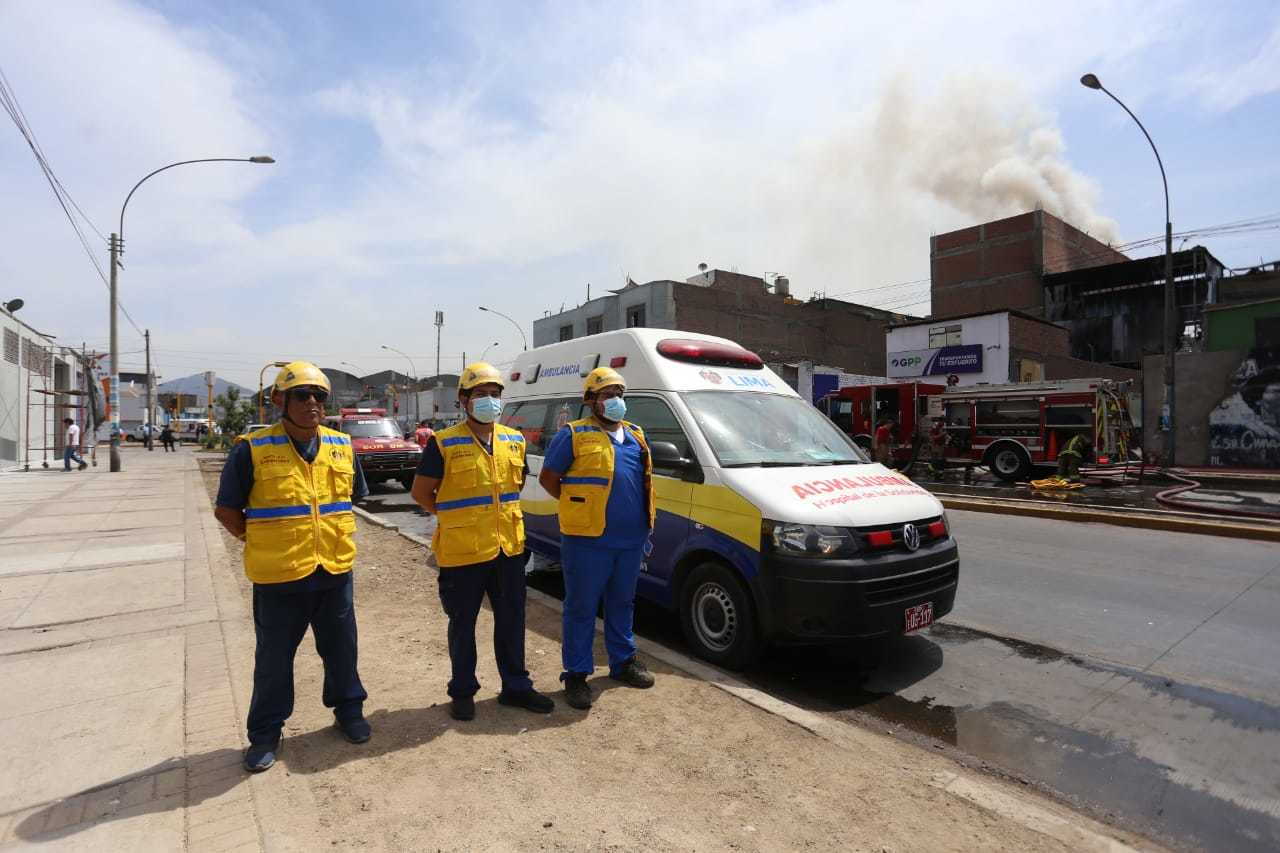 LA VICTORIA: AMBULANCIAS DEL HOSPITAL DE LA SOLIDARIDAD BRINDARON ATENCIÓN A AFECTADOS POR INCENDIO EN  GALERÍA